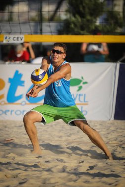 IZMIR, TURKEY - 11 Temmuz 2021: Norveç (Mol, M. ve Sunde), CEV U20 Plaj Voleybolu Avrupa Şampiyonası finalinde Slovenya (Mozic ve Bracko) 'ya karşı.