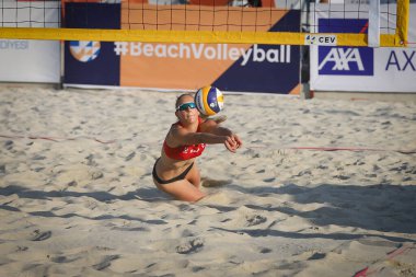 IZMIR, TURKEY - Temmuz 08, 2021: Macaristan (Vasvari, Z ve Vecsey), Bulgaristan 'a karşı (Kindova ve Tsaneva) CEV U20 Plaj Voleybol Şampiyonası Inciralti Plajı' nda oynanan Avrupa Voleybol Şampiyonası.