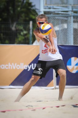 IZMIR, TURKEY - 10 Temmuz 2021: Nederland (Versteegen ve Ooijman) - Polonya (Kurowski ve Rejno) 24 tur CEV U20 Plaj Voleybol Avrupa Şampiyonası Inciralti Plajı 'nda.