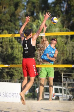 IZMIR, TURKEY - 10 Temmuz 2021: Almanya (Adil ve Wust) vs Slovenya (Mozic ve Bracko) CEV U20 Plaj Voleybol Avrupa Şampiyonası çeyrek final maçı Inciralti Beach Voleybol Şampiyonası.
