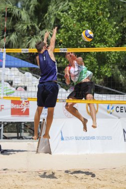 IZMIR, TURKEY - 11 Temmuz 2021: Macaristan (Mikulass Koch ve Szabo) vs Norveç (Mol, M. ve Sunde) CEV U20 Plaj Voleybol Avrupa Şampiyonası yarı final maçı Inciralti Plajı 'nda.