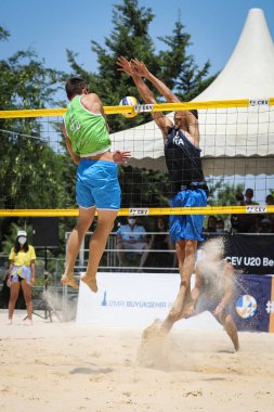 IZMIR, TURKEY - 11 Temmuz 2021: İtalya (Hanni, T. ve Fusco) vs Slovenya (Mozic ve Bracko) CEV U20 Plaj Voleybol Avrupa Şampiyonası yarı final maçı Inciralti Plajı 'nda.