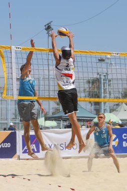 IZMIR, TURKEY - Temmuz 09, 2021: Ukrayna (Boiko ve Bublyk) vs Liechtenstein (Wymann ve Broder) CEV U20 Plaj Voleybol Avrupa Şampiyonası Inciralti Plajı 'nda oynanan karşılaşma.