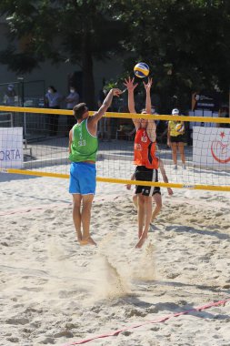IZMIR, TURKEY - 10 Temmuz 2021: Slovenya (Mozic ve Bracko) vs Nederland (Versteegen ve Ooijman) 16 tur CEV U20 Plaj Voleybol Avrupa Şampiyonası Inciralti Plajı 'nda oynanacak.
