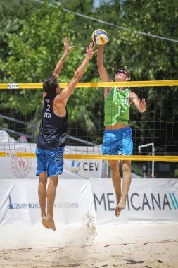 IZMIR, TURKEY - 11 Temmuz 2021: İtalya (Hanni, T. ve Fusco) vs Slovenya (Mozic ve Bracko) CEV U20 Plaj Voleybol Avrupa Şampiyonası yarı final maçı Inciralti Plajı 'nda.