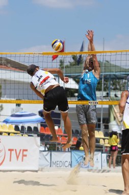 IZMIR, TURKEY - Temmuz 09, 2021: Ukrayna (Boiko ve Bublyk) vs Liechtenstein (Wymann ve Broder) CEV U20 Plaj Voleybol Avrupa Şampiyonası Inciralti Plajı 'nda oynanan karşılaşma.