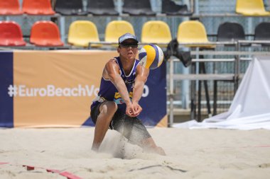 IZMIR, TURKEY - 10 Temmuz 2021: Ukrayna (Boiko ve Bublyk) vs Slovakya (Brilla J. ve Brilla L.) 24 tur CEV U20 Plaj Voleybol Avrupa Şampiyonası Inciralti Plajı 'nda oynanan karşılaşma.