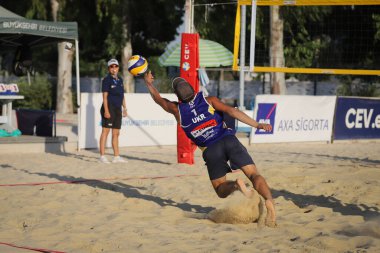 IZMIR, TURKEY - 10 Temmuz 2021: Ukrayna (Boiko ve Bublyk) - İtalya (Hanni, T. ve Fusco) - CEV U20 Plaj Voleybol Avrupa Şampiyonası 'nda oynanan çeyrek final maçı.