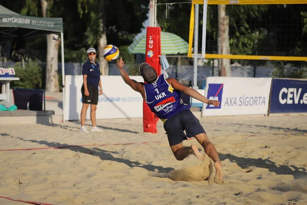 IZMIR, TURKEY - 10 Temmuz 2021: Ukrayna (Boiko ve Bublyk) - İtalya (Hanni, T. ve Fusco) - CEV U20 Plaj Voleybol Avrupa Şampiyonası 'nda oynanan çeyrek final maçı.