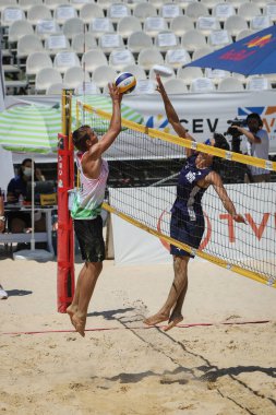IZMIR, TURKEY - 11 Temmuz 2021: Macaristan (Mikulass Koch ve Szabo) vs Norveç (Mol, M. ve Sunde) CEV U20 Plaj Voleybol Avrupa Şampiyonası yarı final maçı Inciralti Plajı 'nda.