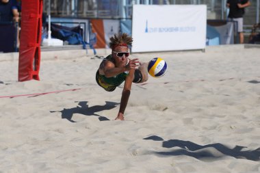 IZMIR, TURKEY - Temmuz 09, 2021: İsveç (Ekstrand ve Holting Nilsson) vs Litvanya (Donela ve Astrauskas) CEV U20 Plaj Voleybol Avrupa Şampiyonası Inciralti Plajı 'nda oynanan karşılaşma.