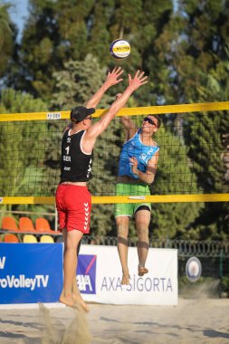 IZMIR, TURKEY - 10 Temmuz 2021: Almanya (Adil ve Wust) vs Slovenya (Mozic ve Bracko) CEV U20 Plaj Voleybol Avrupa Şampiyonası çeyrek final maçı Inciralti Beach Voleybol Şampiyonası.