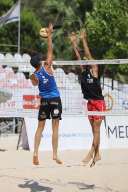 IZMIR, TURKEY - Temmuz 09, 2021: İtalya (Hanni, T. ve Fusco), CEV U20 Plaj Voleybol Avrupa Şampiyonası 'nda Romanya (Kosinski ve Druta) havuz maçına karşı.