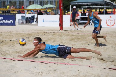 IZMIR, TURKEY - 10 Temmuz 2021: Norveç (Mol, M. ve Sunde) Yunanistan 'a karşı (Restemis ve Chandrinos, A.) Inciralti Plajı 'nda oynanan 16. CEV U20 Plaj Voleybolu Avrupa Şampiyonası karşılaşması.