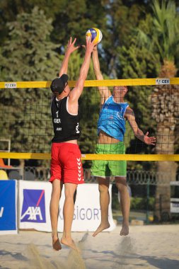 IZMIR, TURKEY - 10 Temmuz 2021: Almanya (Adil ve Wust) vs Slovenya (Mozic ve Bracko) CEV U20 Plaj Voleybol Avrupa Şampiyonası çeyrek final maçı Inciralti Beach Voleybol Şampiyonası.