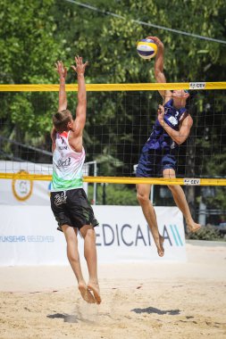 IZMIR, TURKEY - 11 Temmuz 2021: Macaristan (Mikulass Koch ve Szabo) vs Norveç (Mol, M. ve Sunde) CEV U20 Plaj Voleybol Avrupa Şampiyonası yarı final maçı Inciralti Plajı 'nda.