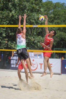 IZMIR, TURKEY - 10 Temmuz 2021: Macaristan (Mikulass Koch ve Szabo), Bulgaristan 'a karşı (Binev ve Dimitrov) 24 tur CEV U20 Plaj Voleybol Avrupa Şampiyonası Inciralti Plajı' nda oynanacak.