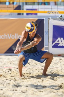 IZMIR, TURKEY - 10 Temmuz 2021: Portekiz (Maia ve Leite) - İtalya (Hanni, T. ve Fusco) CEV U20 Plaj Voleybol Şampiyonası 'nın 16..