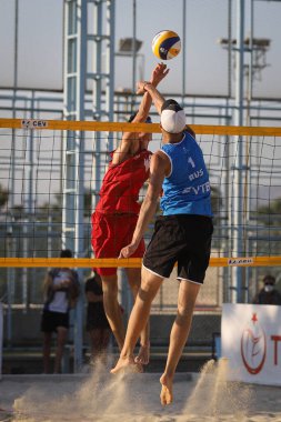 IZMIR, TURKEY - 10 Temmuz 2021: Rusya (Komissarenko ve Rukhmanov) vs Norveç (Mol, M. ve Sunde) CEV U20 Plaj Voleybol Avrupa Şampiyonası çeyrek final maçı Inciralti Beach Voleybol Şampiyonası.
