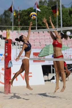 IZMIR, TURKEY - Temmuz 08, 2021: Türkiye (Akyuz ve Bas) ile Yunanistan (Antonakaki ve Perdikaki) arasındaki CEV U20 Plaj Voleybol Avrupa Şampiyonası Inciralti Beach Voleybol Şampiyonası.