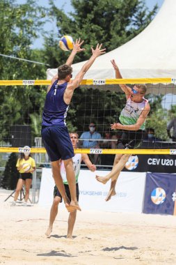 IZMIR, TURKEY - 11 Temmuz 2021: Macaristan (Mikulass Koch ve Szabo) vs Norveç (Mol, M. ve Sunde) CEV U20 Plaj Voleybol Avrupa Şampiyonası yarı final maçı Inciralti Plajı 'nda.