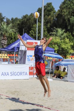 IZMIR, TURKEY - 10 Temmuz 2021: Norveç (Mol, M. ve Sunde) Yunanistan 'a karşı (Restemis ve Chandrinos, A.) Inciralti Plajı 'nda oynanan 16. CEV U20 Plaj Voleybolu Avrupa Şampiyonası karşılaşması.