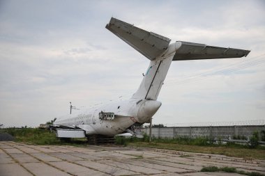 KIEV, UKRAINE - AĞUSTOS 01, 2021: Zhulyany Havaalanında sergilenen Bravo Airways McDonnell Douglas MD-83 UR-CPR