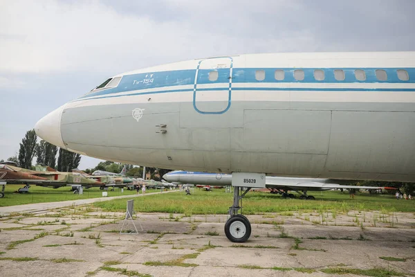 KIEV, UKRAINE - AĞUSTOS 01, 2021: Aeroflot Tupolev Tu-154 Oleg Antonov Devlet Havacılık Müzesinde sergilendi