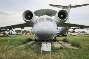 KIEV, UKRAINE - AĞUSTOS 01, 2021: Antonov Tasarım Antonov An-71 Çılgınlığı Oleg Antonov Devlet Havacılık Müzesinde sergilendi