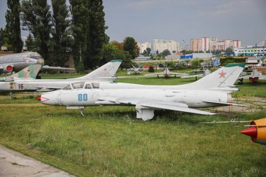 KIEV, UKRAINE - Oleg Antonov Devlet Havacılık Müzesi 'nde sergilenen Sovyetler Birliği Hava Kuvvetleri Sukhoi Su-17