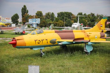 KIEV, UKRAINE - Ağustos 01, 2021: Mısır Hava Kuvvetleri Sukhoi Su-17M Fitter C Oleg Antonov Devlet Havacılık Müzesinde sergilendi