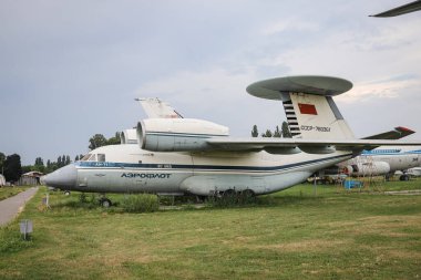 KIEV, UKRAINE - AĞUSTOS 01, 2021: Antonov Tasarım Antonov An-71 Çılgınlığı Oleg Antonov Devlet Havacılık Müzesinde sergilendi