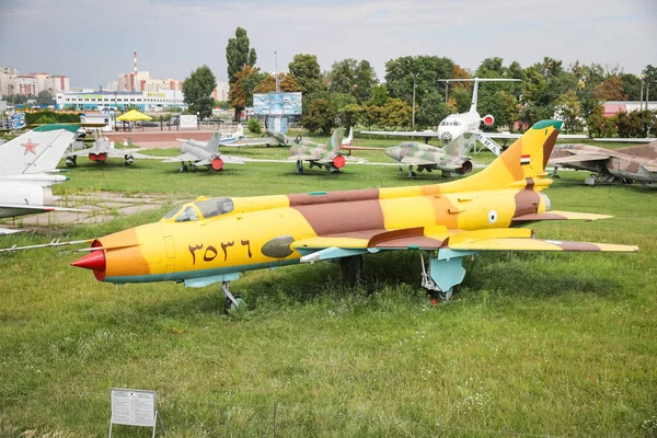 KIEV, UKRAINE - Ağustos 01, 2021: Mısır Hava Kuvvetleri Sukhoi Su-17M Fitter C Oleg Antonov Devlet Havacılık Müzesinde sergilendi