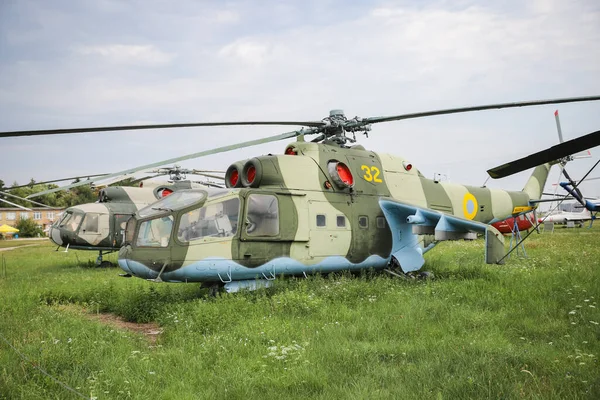 KIEV, UKRAINE - Oleg Antonov Devlet Havacılık Müzesi 'nde sergilenen Ukrayna Hava Kuvvetleri Değirmeni Mi-24 Hind A