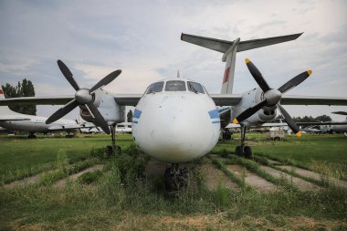 KIEV, UKRAINE - Oleg Antonov Devlet Havacılık Müzesi 'nde sergilenen Ukrayna Hava Kuvvetleri Antonov An-24T