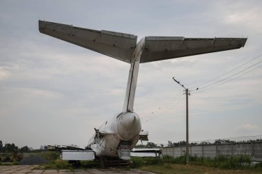 KIEV, UKRAINE - AĞUSTOS 01, 2021: Zhulyany Havaalanında sergilenen Bravo Airways McDonnell Douglas MD-83 UR-CPR