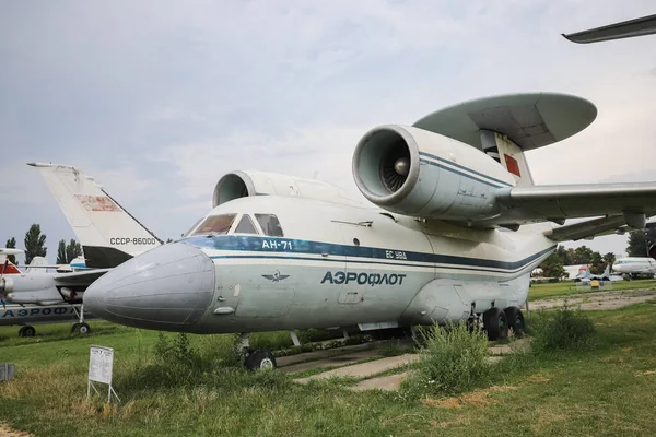 KIEV, UKRAINE - AĞUSTOS 01, 2021: Antonov Tasarım Antonov An-71 Çılgınlığı Oleg Antonov Devlet Havacılık Müzesinde sergilendi