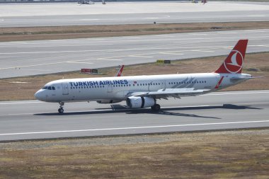 ISTANBUL, TURKEY - 14 Ağustos 2021: Türk Havayolları Airbus 321-231 (CN 5465) İstanbul Havalimanı 'na iniyor.