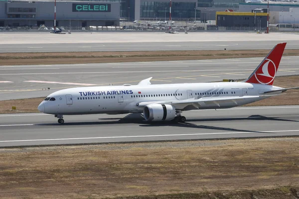 Istanbul Turkey August 2021 Turkish Airlines Boeing 787 65808 Landing — стоковое фото
