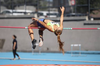 İSTANBUL, TURKEY - AĞUSTOS 08, 2021: Türkiye Atletizm Federasyonu Olimpiyat Eşiği sırasında tanımlanamayan yüksek atlama