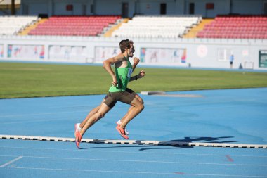 İSTANBUL, TURKEY - AĞUSTOS 08, 2021: Türkiye Atletizm Federasyonu Olimpiyat Eşiği sırasında koşan tanımlanamayan sporcu