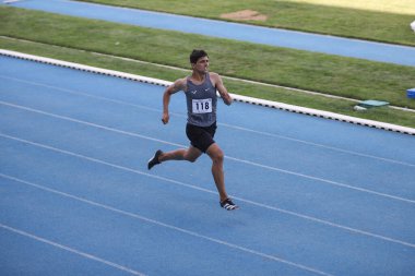 İSTANBUL, TURKEY - AĞUSTOS 07, 2021: Türkiye Atletizm Federasyonu Olimpiyat Eşiği sırasında koşan tanımlanamayan sporcu