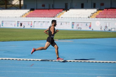 İSTANBUL, TURKEY - AĞUSTOS 08, 2021: Türkiye Atletizm Federasyonu Olimpiyat Eşiği sırasında koşan tanımlanamayan sporcu
