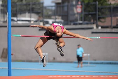 İSTANBUL, TURKEY - AĞUSTOS 08, 2021: Türkiye Atletizm Federasyonu Olimpiyat Eşiği sırasında tanımlanamayan yüksek atlama