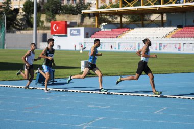 İSTANBUL, TURKEY - AĞUSTOS 08, 2021: Türkiye Atletizm Federasyonu Olimpiyat Eşiği sırasında koşan tanımlanamayan sporcu
