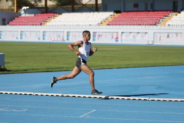 İSTANBUL, TURKEY - AĞUSTOS 08, 2021: Türkiye Atletizm Federasyonu Olimpiyat Eşiği sırasında koşan tanımlanamayan sporcu