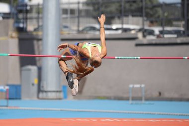 İSTANBUL, TURKEY - AĞUSTOS 08, 2021: Türkiye Atletizm Federasyonu Olimpiyat Eşiği sırasında tanımlanamayan yüksek atlama