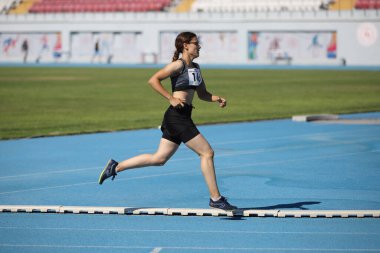 İSTANBUL, TURKEY - AĞUSTOS 08, 2021: Türkiye Atletizm Federasyonu Olimpiyat Eşiği sırasında koşan tanımlanamayan sporcu