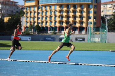 İSTANBUL, TURKEY - AĞUSTOS 08, 2021: Türkiye Atletizm Federasyonu Olimpiyat Eşiği sırasında koşan tanımlanamayan sporcu