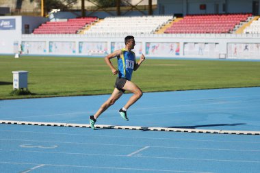 İSTANBUL, TURKEY - AĞUSTOS 08, 2021: Türkiye Atletizm Federasyonu Olimpiyat Eşiği sırasında koşan tanımlanamayan sporcu